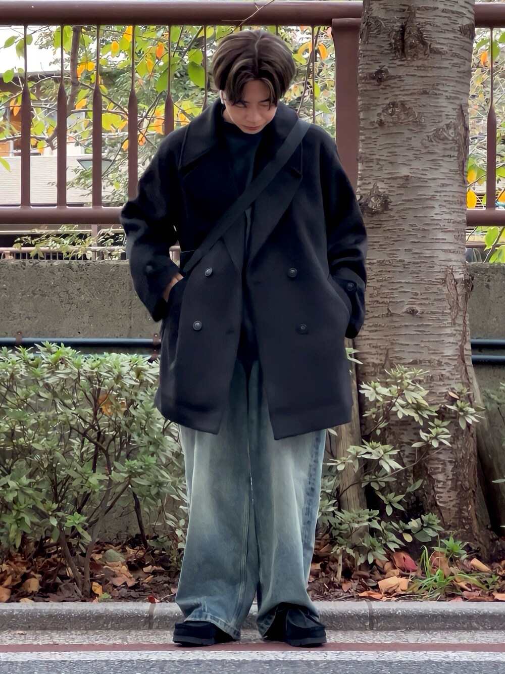 「ファッションを楽しもう、WEARyouthコーデ、gadidanoniem、ワイドデニム、コート、コートスタイル、クラークス、clarks、低身長コーデ、低身長男子、UNIQLO、ハーフコート」｜「bonbonのアイテム（デニムパンツ、ブルー系）」を使った、みっち~さん（メンズ・165cm）の秋コーディネートの1枚目の写真