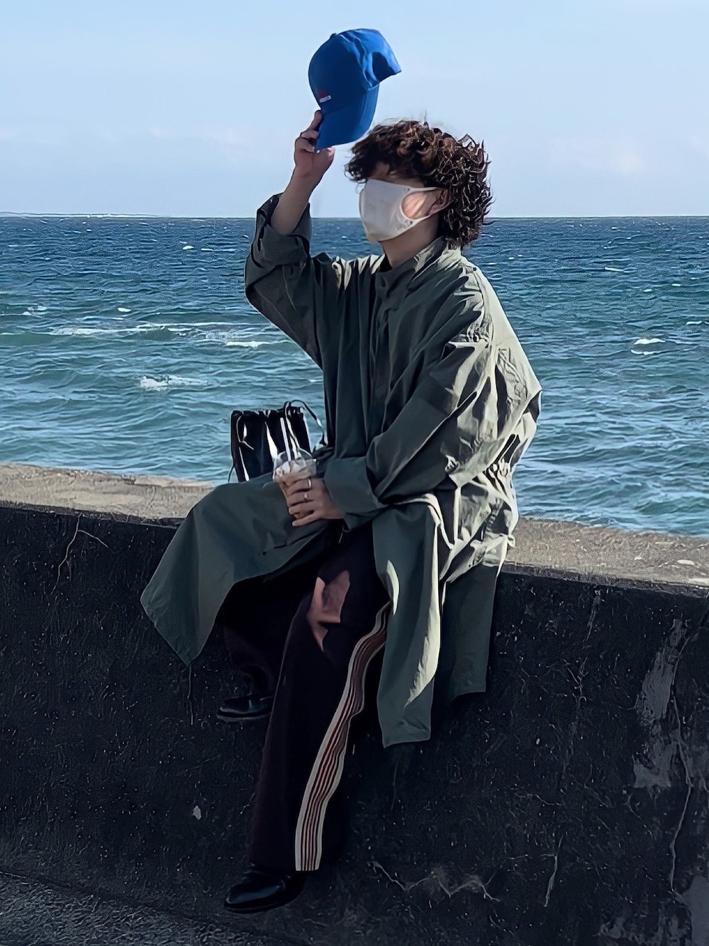 「春コーデ、お洒落さんとつながりたい、いいね、save、フォローお願いします🤑、メンズコーデ、ミリタリー、トラックパンツ、キャップ、パーマ、軍物、春服デビュー宣言、革靴」｜「kutirのサイドラインワイドトラックパンツ（その他パンツ、ブラウン系）」を使った、みっち~さん（メンズ・165cm）の春コーディネートの1枚目の写真