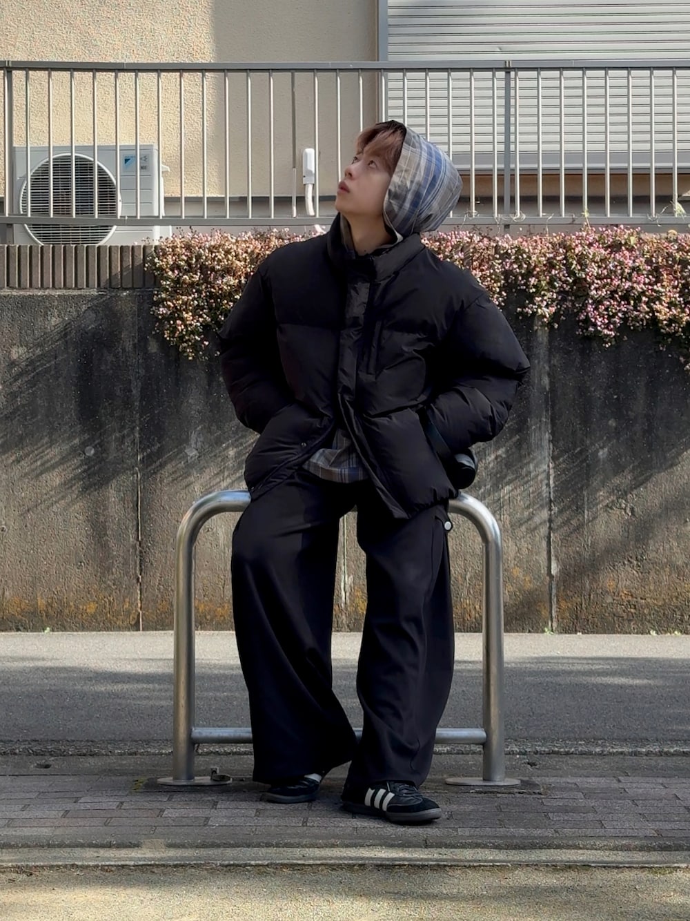 「最近のいい感じコーデ、ダウンジャケット、冬アウター、WEARyouthコーデ、低身長コーデ、低身長男子、黒ダウン、サンバ、冬服、ダウン、クリスマスに着たい服、お出かけコーデ、今日のコーデ」｜「RUUBONの【RUUBON】padded volume heat jacket / パデッド ボリューム ヒート ジャケット（ダウンジャケット/コート、ブラック系）」を使った、みっち~さん（メンズ・165cm）の冬コーディネートの1枚目の写真