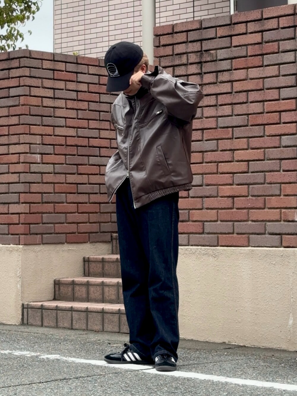 「秋っぽコーデ更新中、レザー、古着MIX、秋のコーデ、秋服準備はじめました、低身長コーデ、低身長男子、サンバ、レザージャケット、キャップ、フレアデニム、samba、WEARyouthコーデ」｜「soerteのLoose curve denim pants : straight denim pants /ルーズシルエットデニムパンツ：ストレートデニムパンツ（デニムパンツ、ブルー系）」を使った、みっち~さん（メンズ・165cm）の秋コーディネートの1枚目の写真