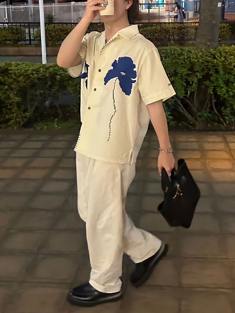 ホワイト系のチノパンツ、ホワイト系のシャツ/ブラウス、ブラック系のドレスシューズを着用したメンズの夏コーディネートの1枚目の写真