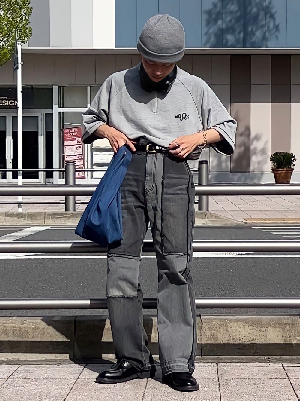 「いまどきジャケット写真、メンズファッション、春夏コーデ、いいね、save、フォローお願いします🤑、ストリート、ストリートMIX、ニット帽、リメイクジーンズ、リメイクデニム、グレーコーデ、タックイン、低身長男子、ヘッドホン」｜「HAREのリメイクライクパッチワークデニム(HARE)（デニムパンツ、ブラック系）」を使った、みっち~さん（メンズ・165cm）の春コーディネートの1枚目の写真