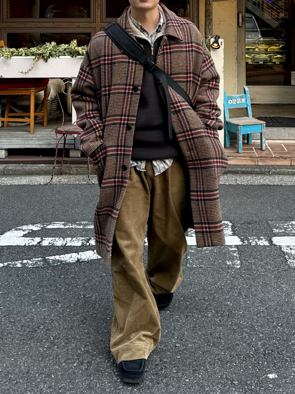 「真冬のあったかスタイル、メンズファッション、プチプラ、シンプルスタイル、休日スタイル、チェックコート、コーデュロイパンツ、レイヤードスタイル、Adoonplain、低身長男子、低身長コーデ、クラークス、WEARyouthコーデ」｜「soerteのWIDE STRAIGHT CORDUROY PANTS /ワイドストレートコーデュロイパンツ（その他パンツ、ベージュ系）」を使った、みっち~さん（メンズ・165cm）の冬コーディネートの1枚目の写真