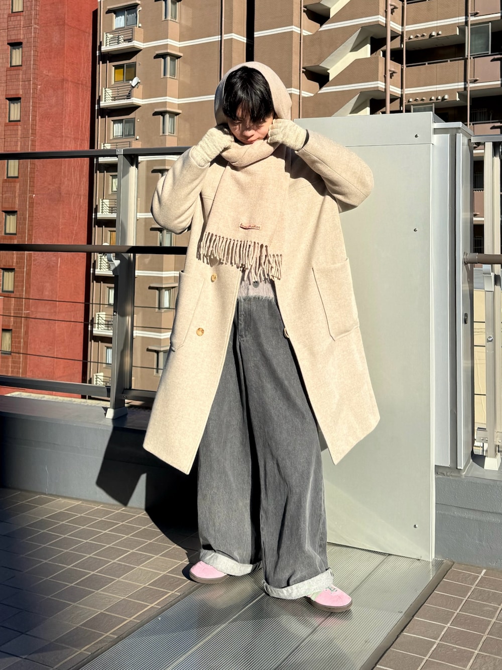 「マフラーぐるぐる、冬のコーデ、休日スタイル、大人カジュアル、今日のコーデ、ピンクコーデ、ベージュコーデ、低身長男子、低身長コーデ、adidas originals、オーラリー、アクネ、ベージュ、ブラックデニム、WEARyouthコーデ」｜「adidasのTobacco / アディダスオリジナルス adidas Originals（スニーカー、ピンク系）」を使った、みっち~さん（メンズ・165cm）の冬コーディネートの1枚目の写真