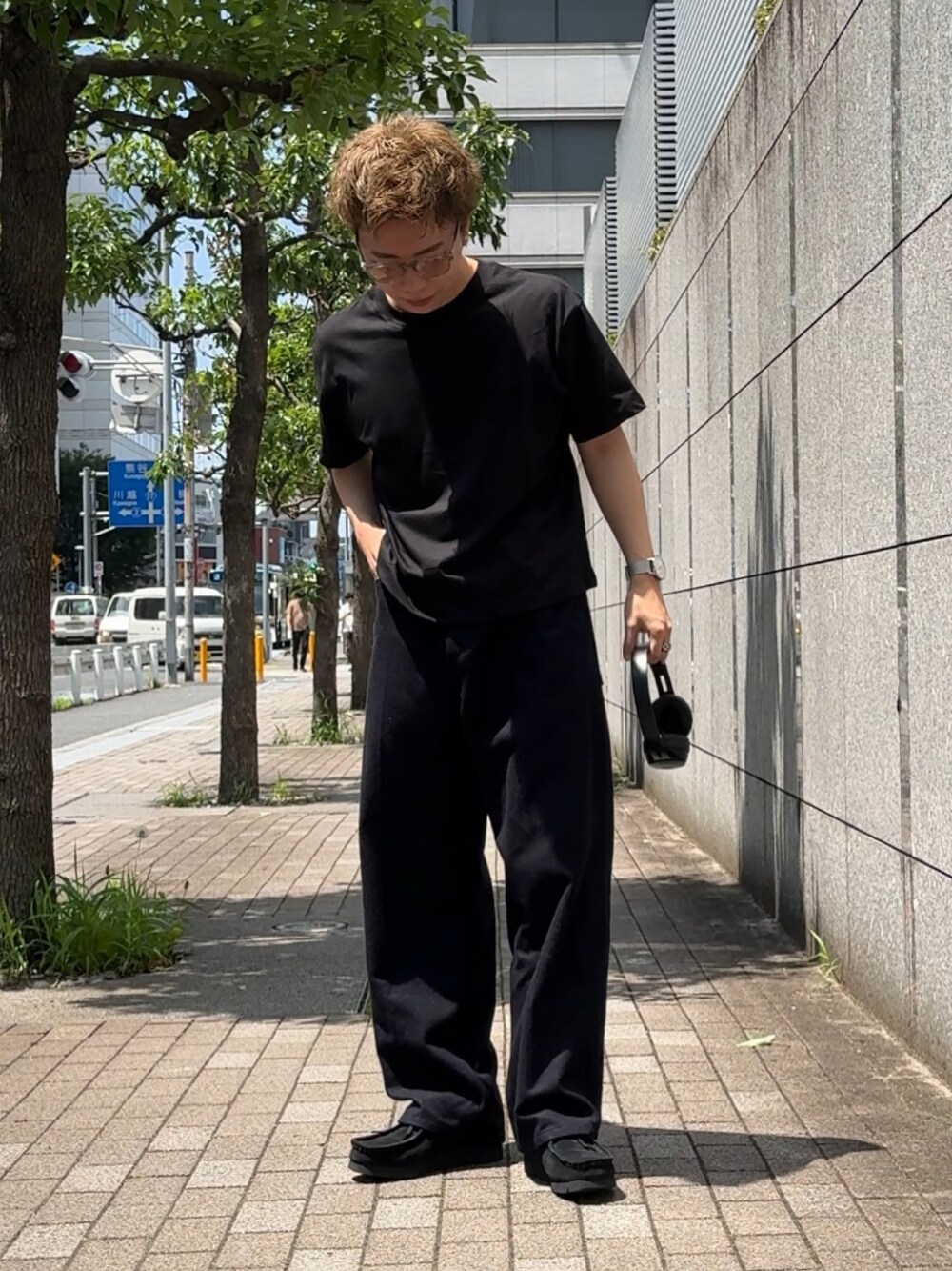 「夏コーデ、夏だ！Tシャツ着よう！、無印良品、無印良品 Tシャツ、無印良品コーデ、オールブラック、オールブラックコーデ、低身長コーデ、低身長男子、サングラス、クラークス」｜「Traditional WeatherwearのUNIONSLACKS 106（その他パンツ、ブルー系）」を使った、みっち~さん（メンズ・165cm）の夏コーディネートの1枚目の写真