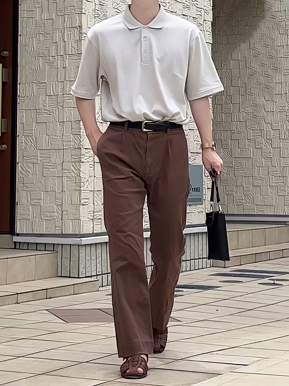 「大人カジュアル、シンプルコーデ、休日スタイル、夏コーデ、ミニバッグ、ポロシャツ、フレアパンツ、ブラウン、ゴールドアクセ、低身長男子、natiam、パンツスタイル、グルカサンダル」｜「nordgreenの《nordgreen/ノードグリーン》新作 ブラック文字盤 316Lステンレススチール（アナログ腕時計、ゴールド系）」を使った、みっち~さん（メンズ・165cm）の夏コーディネートの1枚目の写真