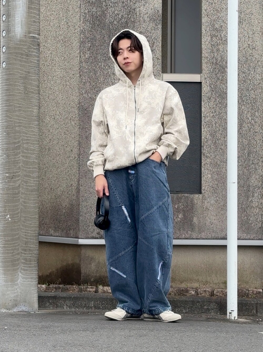 「春めき満開コーデ、春コーデ、低身長男子、低身長コーデ、カモ柄、デニムパンツ、オニツカタイガー、ヘッドホン、パーカーコーデ、Onitsuka Tiger、春色コーデ、カジュアルコーデ」｜「Onitsuka Tigerのアイテム（スニーカー、ホワイト系）」を使った、みっち~さん（メンズ・165cm）の春コーディネートの1枚目の写真