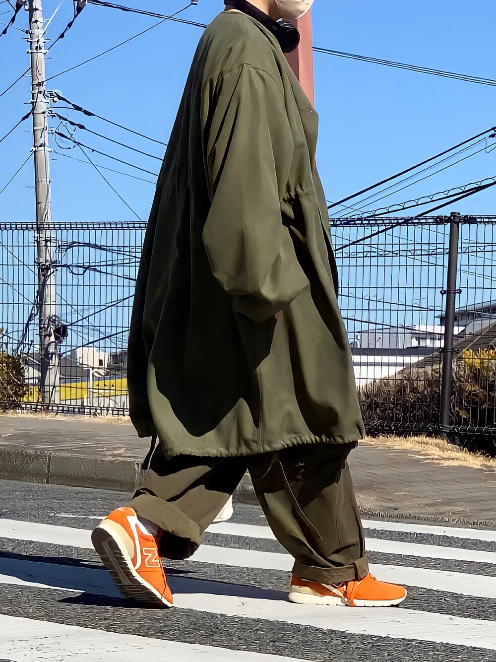 「カジュアルコーデ、メンズファッション、ビッグシルエット、春コーデ、ストリートMIX、natiam、ミリタリー、ミリタリーコーデ、カーゴパンツ、ニューバランス、オレンジ、ヘッドホン、カーキ、低身長男子」｜「natiamのアイテム（モッズコート、グリーン系）」を使った、みっち~さん（メンズ・165cm）の春コーディネートの1枚目の写真