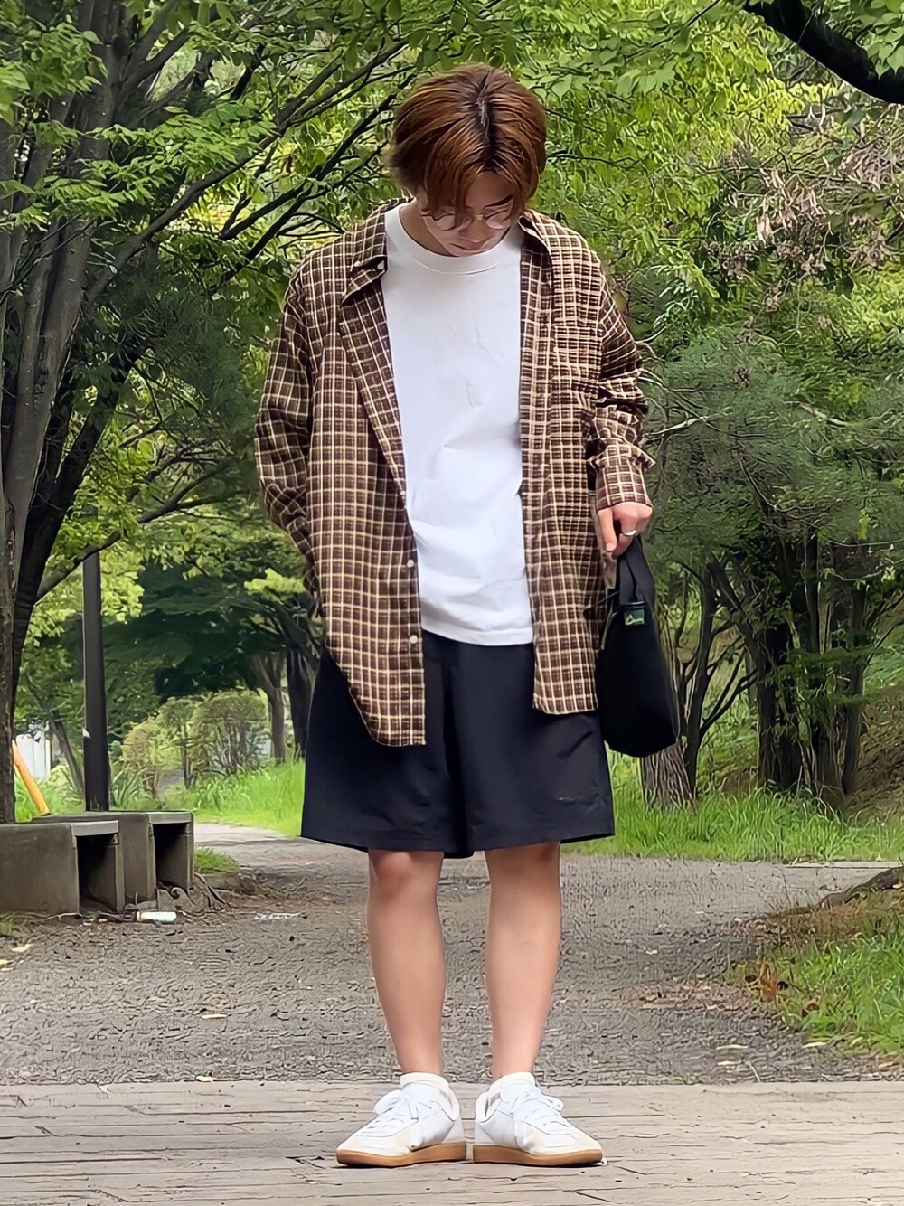「WEARyouthコーデ、秋服準備はじめました、メガネ男子、低身長コーデ、低身長男子、チェックシャツ、チェック、秋コーデ、秋服、秋服コーデ、adidas originals、adidas、羽織り、服好きな人と繋がりたい」｜「adidasのアイテム（スニーカー、ホワイト系）」を使った、みっち~さん（メンズ・165cm）の夏コーディネートの1枚目の写真