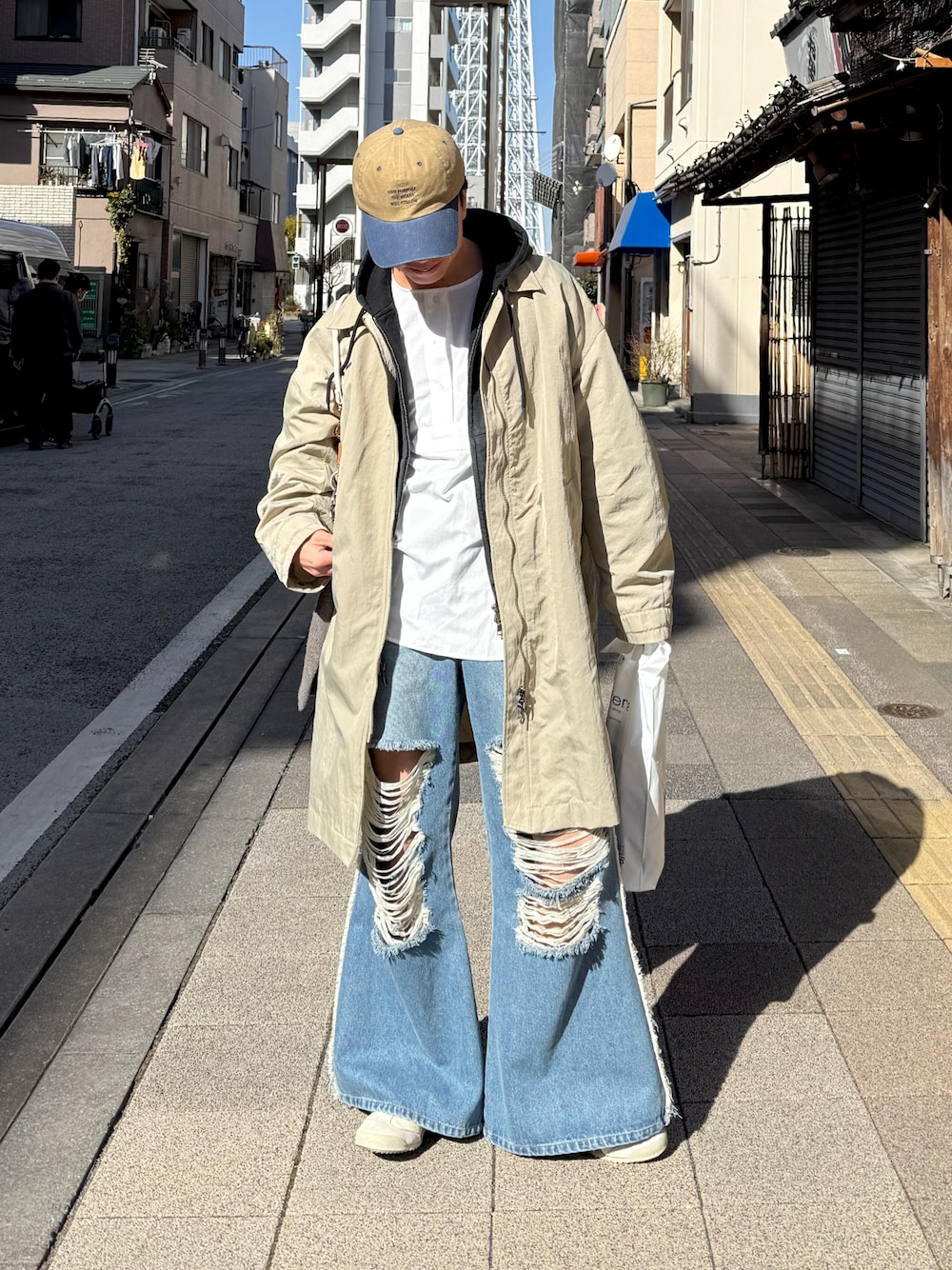 「今日のコーデ、春色、はるコーデ、ステンカラーコート、seyto、ダメージデニムパンツ、白シャツ×デニム、白シャツ、低身長コーデ、低身長男子、キャップコーデ」｜「B.C STOCKのドロップビッグスリーブコート（ステンカラーコート、ベージュ系）」を使った、みっち~さん（メンズ・165cm）の冬コーディネートの1枚目の写真