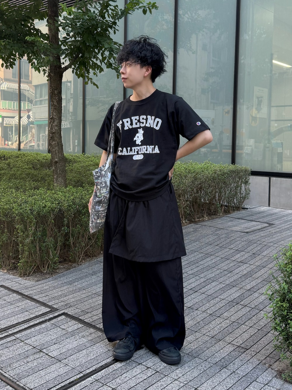 「夏ルックで気分アップ、ロゴT、メンズファッション、ゆるコーデ、今日のコーデ、夏コーデ、キレイめカジュアル、プチプラ、Champion、Tシャツ、パンツレイヤード、低身長男子」｜「Aphlotusのアシンメトリー レイヤード デザイン ワイドパンツ（その他パンツ、ブラック系）」を使った、みっち~さん（骨格ナチュラル・メンズ・165cm）の夏コーディネートの1枚目の写真