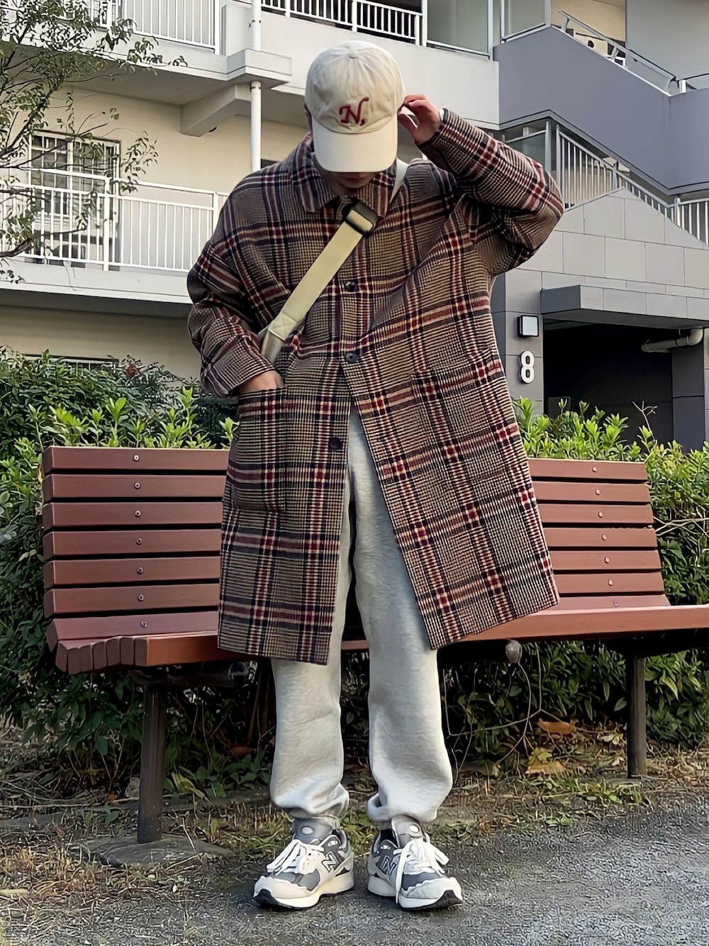 「ファッションを楽しもう、WEARyouthコーデ、チェックコート、スウエットパンツ、ニューバランス、ニューバランス2002、キャップ、低身長コーデ、低身長男子、メッセンジャーバッグ、メンズファッジ、ファッジ」｜「WHO'S WHO galleryのオーバーステンカラーコート MENS（ステンカラーコート、ベージュ系）」を使った、みっち~さん（メンズ・165cm）の秋コーディネートの1枚目の写真