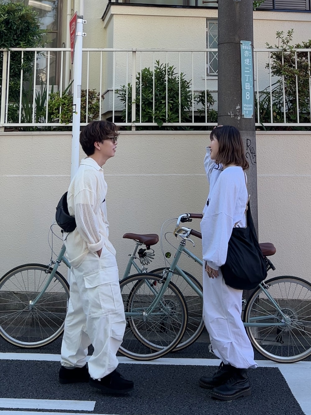 「モノトーン、カジュアルコーデ、夏ファッション、カーゴパンツ、シミラールック、お揃いコーデ、サングラス、クラークス、低身長男子、低身長コーデ、自転車スタイル」｜「Clarksの【CLARKS / クラークス】 WALABEE GTX ゴアテックス（スニーカー、ブラック系）」を使った、みっち~さん（メンズ・165cm）の春コーディネートの1枚目の写真