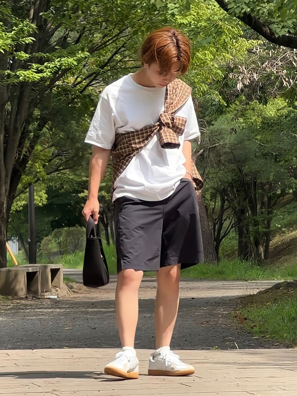 「アツいコーデ全部見せ、WEARyouthコーデ、ハーフパンツ、低身長男子、低身長コーデ、adidas originals、adidas、白Tシャツ、たすき掛け、リラックススタイル、おでかけコーデ、夏コーデ、オトナカジュアル」｜「BRADYのBrady | BECK（トートバッグ、ブラック系）」を使った、みっち~さん（メンズ・165cm）の夏コーディネートの1枚目の写真