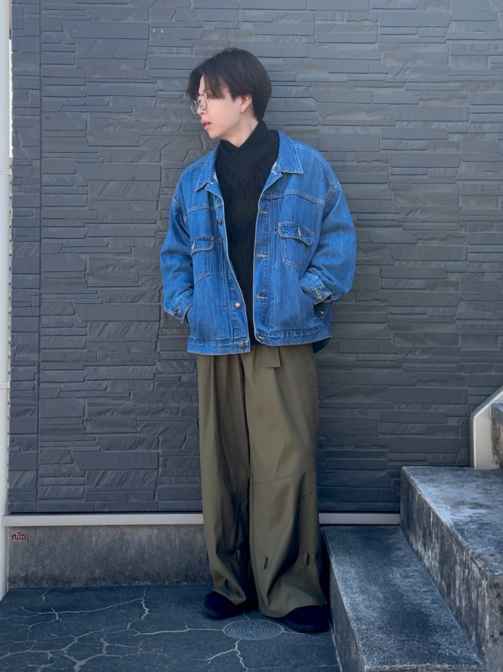 「プチプラ、デニムジャケット、デニムコーデ、denim jacket、黒ニット、春コーデ、春先取り、淡い色コーデ、低身長コーデ、低身長男子、メガネ男子、メガネコーデ」｜「studio CLIPの《natural by clip》デニムワイドジャケット（デニムジャケット、ブルー系）」を使った、みっち~さん（メンズ・165cm）の春コーディネートの1枚目の写真