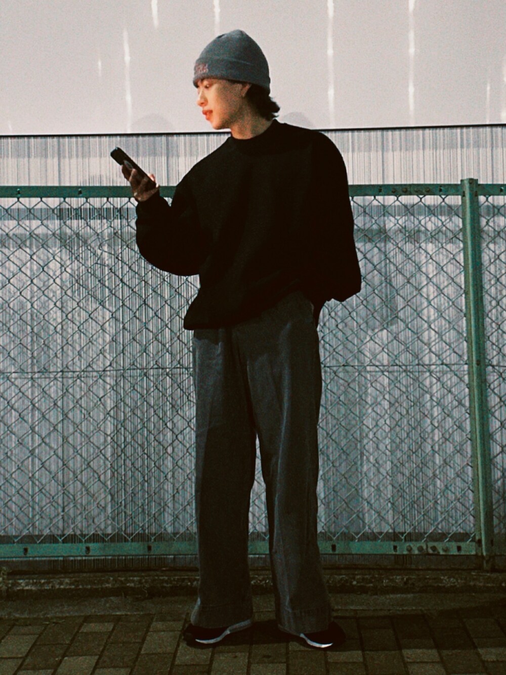 「いまどきジャケット写真、休日スタイル、春服コーデ、メンズコーデ、スウェット、ストリート、ストリートコーデ、ストリートMIX、ストリートファッション、低身長男子、ニット帽、フィルムカメラ」｜「soerteのWide straight ：Flare black fade denim/ワイドストレート：フレア ブラックフェードデニム（デニムパンツ、グレー系）」を使った、みっち~さん（メンズ・165cm）の春コーディネートの1枚目の写真