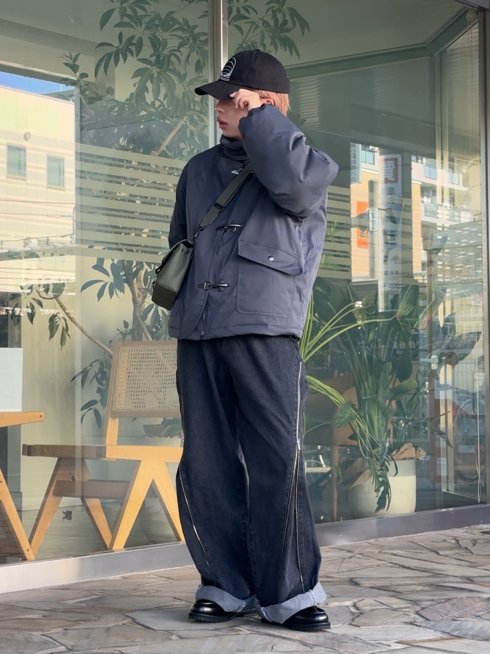 「最近のいい感じコーデ、冬アウター、Bleme、soerte、ジップデニム、低身長コーデ、低身長男子、キャップコーデ、ローファー、冬服」｜「Blemeのファイヤーマン ボリューム 中綿ブルゾン（700フィルパワー）（ブルゾン、ブラック系）」を使った、みっち~さん（メンズ・165cm）の冬コーディネートの1枚目の写真