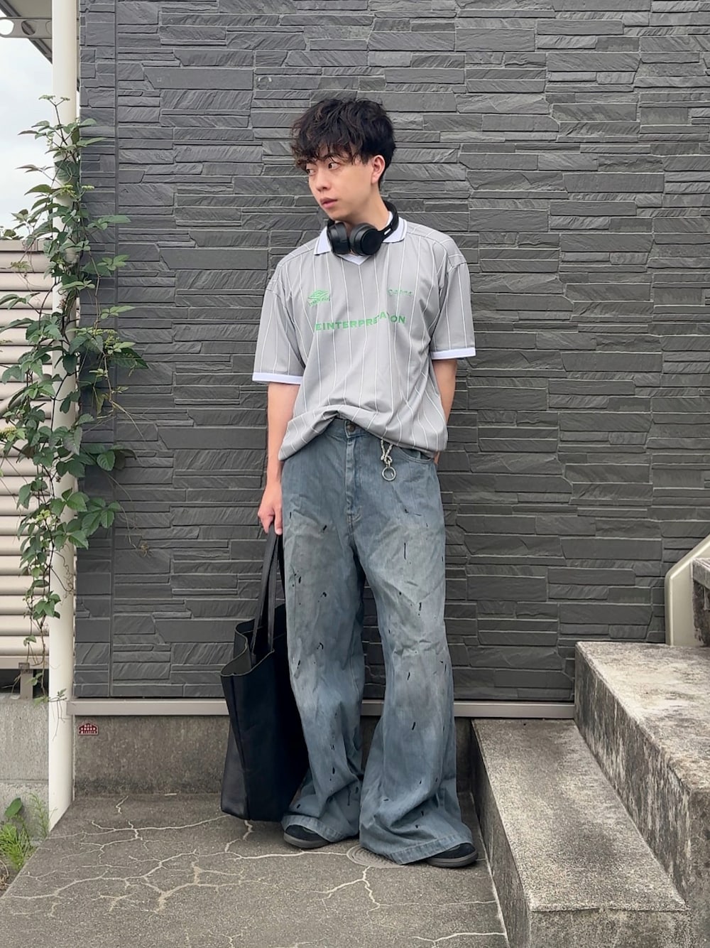 「夏コーデ、夏ファッション、soerte、wudgeboy、ペイントデニム、低身長コーデ、低身長男子、umbro、革バッグ、タックイン、ヘッドホン」｜「soerteのumbro × soerte combination game shirt/アンブロ×ソエルテ コラボゲームシャツ（Tシャツ/カットソー、グレー系）」を使った、みっち~さん（メンズ・165cm）の夏コーディネートの1枚目の写真