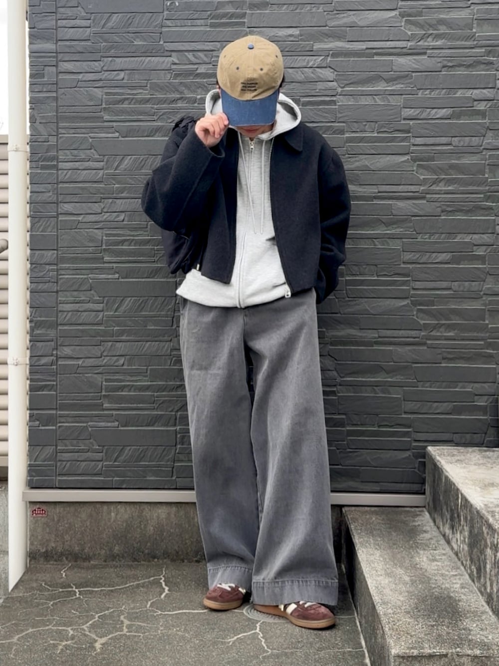 「春めき満開コーデ、春コーデ、キャップコーデ、低身長コーデ、低身長男子、トゥデイフル、ワイドデニム、短丈、シンプルコーデ、春服、パーカーコーデ」｜「soerteのWide straight ：Flare black fade denim/ワイドストレート：フレア ブラックフェードデニム（デニムパンツ、グレー系）」を使った、みっち~さん（メンズ・165cm）の春コーディネートの1枚目の写真