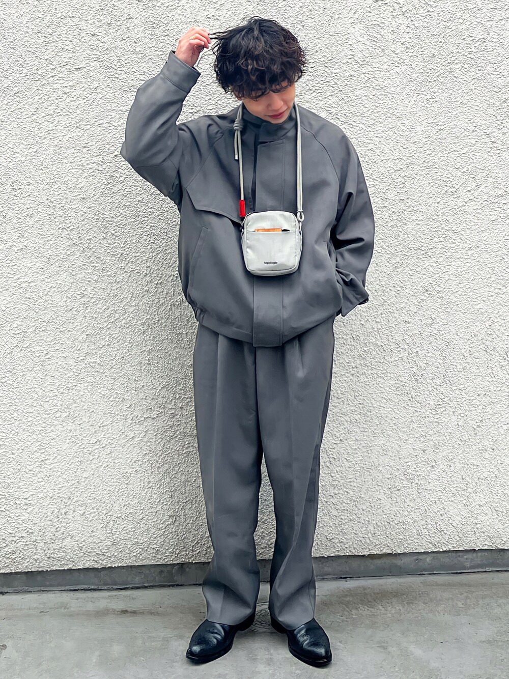 「ほめられ本命コーデ、春コーデ、低身長コーデ、低身長男子、セットアップ、セットアップスタイル、リドム、LIDnM、WYM、WYM LIDNM、革靴、パーマ、スラックス、ワントーンコーデ、春服デビュー宣言」｜「Topologieのアイテム（バッグ、グレー系）」を使った、みっち~さん（メンズ・165cm）の冬コーディネートの1枚目の写真