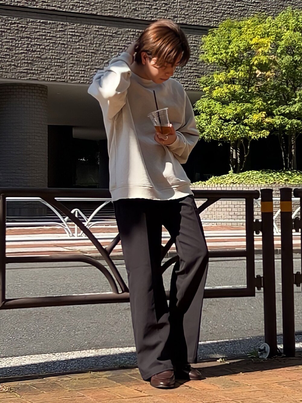 「ファッションを楽しもう、WEARyouthコーデ、秋服まるっと大公開、秋服、スウェット、ローファー、soerte、低身長コーデ、低身長男子、おしゃれさんと繋がりたい、おでかけコーデ、メンズファッション、休日スタイル、カフェコーデ、シティーボーイ」｜「soerteのOversize heavy weight damage sweat/オーバーサイズヘビーウェイトダメージスウェット（スウェット、ベージュ系）」を使った、みっち~さん（メンズ・165cm）の秋コーディネートの1枚目の写真