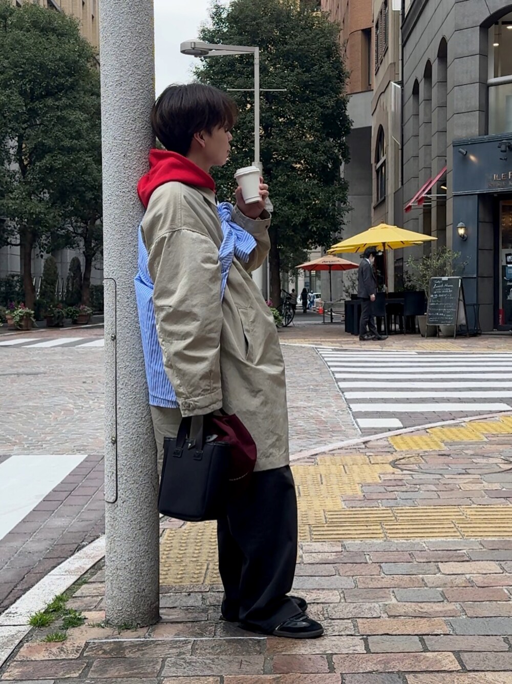 「古着MIX、春コーデ、シンプルコーデ、初春コーデ、キレイめカジュアル、低身長男子、シャツスタイル、低身長コーデ、トレンチコート、ファッジ、シティーボーイ、たすき掛け、スプリングコート、赤パーカー」｜「soerteのHeavy weight double zip-up hoodie /ヘビーウェイトダブルジップフーディー（パーカー、レッド系）」を使った、みっち~さん（メンズ・165cm）の春コーディネートの1枚目の写真