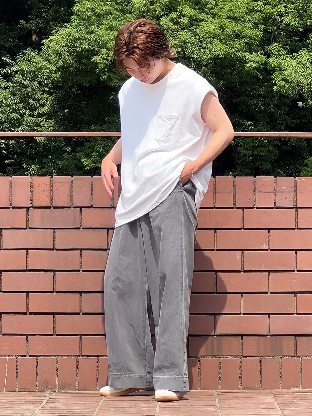 ホワイト系のTシャツ/カットソー、グレー系のデニムパンツ、ホワイト系のスニーカーを着用したメンズの夏コーディネートの1枚目の写真