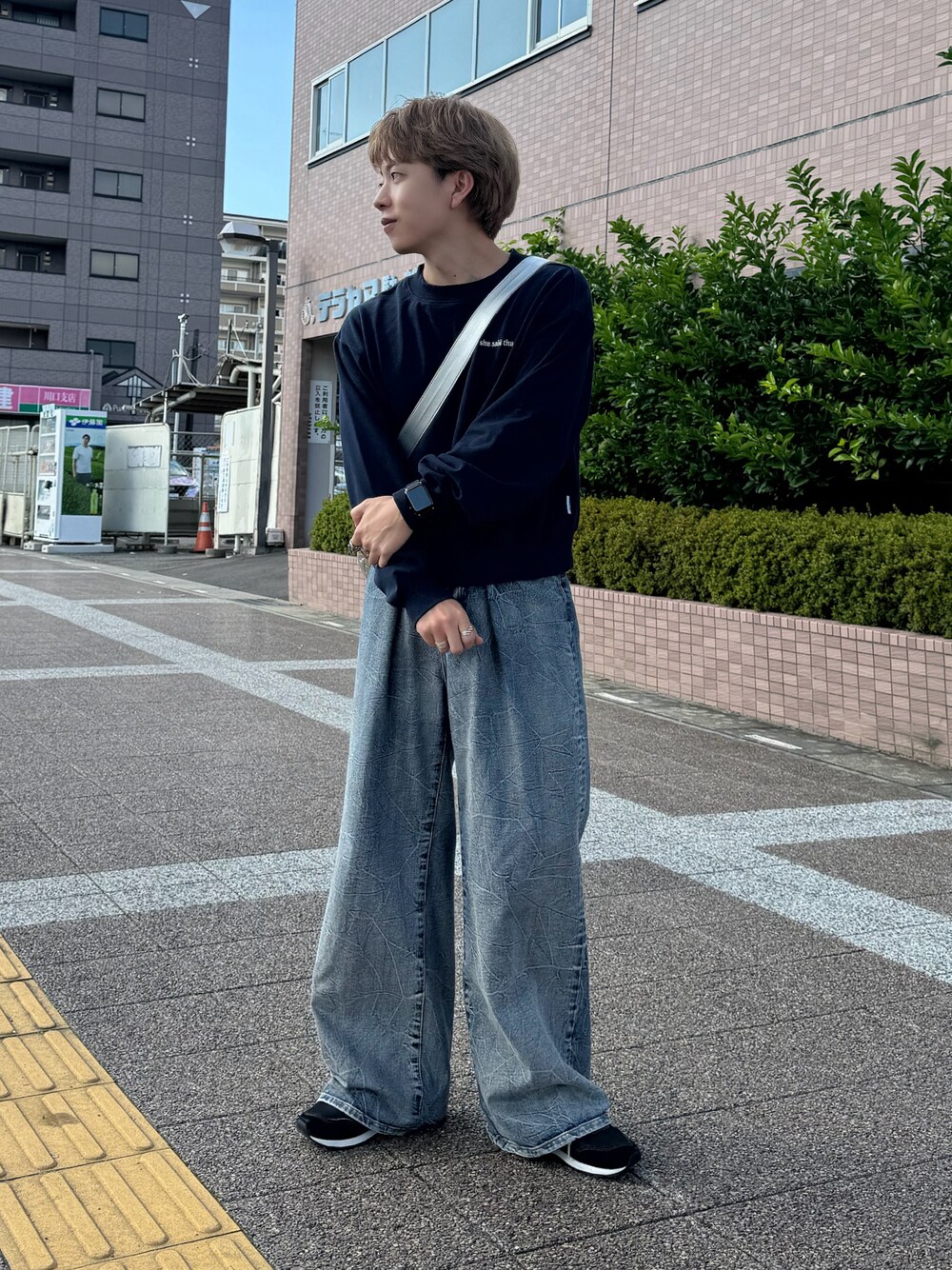 「秋っぽコーデ更新中、テーマパークコーデ、WEARyouthコーデ、秋服コーデ、秋、ジーナシス、ノームコア、低身長コーデ、低身長男子、ニューバランス、秋服、スウェットコーデ」｜「JEANASISのアイテム（デニムパンツ、ブルー系）」を使った、みっち~さん（メンズ・165cm）の秋コーディネートの1枚目の写真
