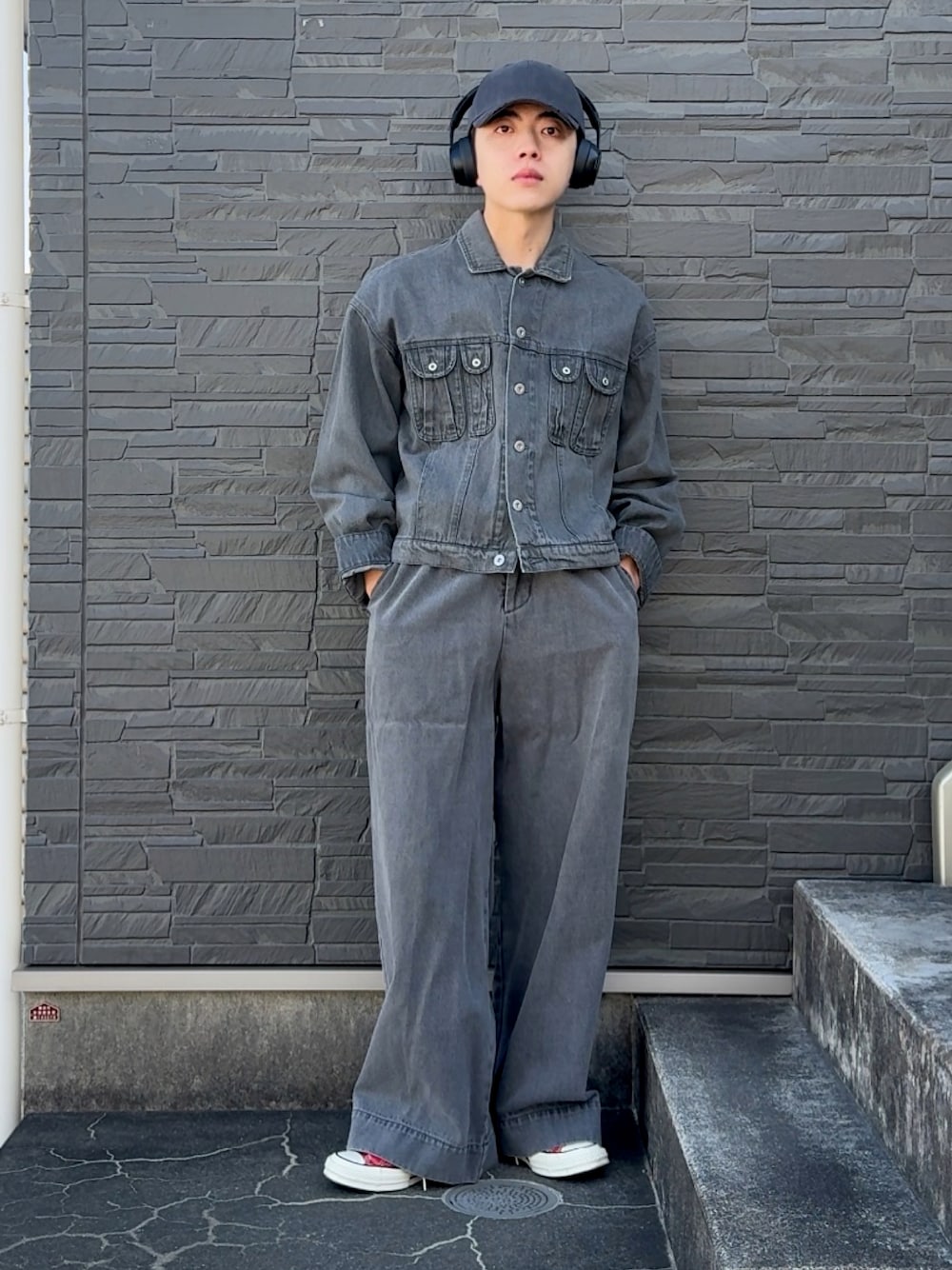 「古着MIX、春コーデ、denim、デニムジャケット、デニム、デニムコーデ、デニムオンデニム、グレーデニム、soerte、converse、ノームコア、低身長、低身長男子、低身長コーデ」｜「gadidanoniemのアイテム（キャップ、ブラック系）」を使った、みっち~さん（メンズ・165cm）の春コーディネートの1枚目の写真