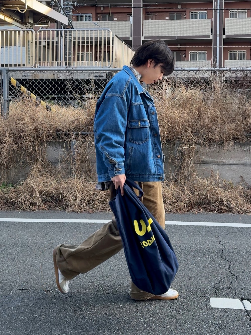 「レイヤードスタイル、今日のコーデ、いいね、save、フォローお願いします🤑、お出かけコーデ、カジュアル、デニムジャケット、デニムコーデ、春コーデ、春アウター、春服、低身長コーデ、低身長男子」｜「commongullproductsのアイテム（トートバッグ、ブルー系）」を使った、みっち~さん（メンズ・165cm）の冬コーディネートの1枚目の写真