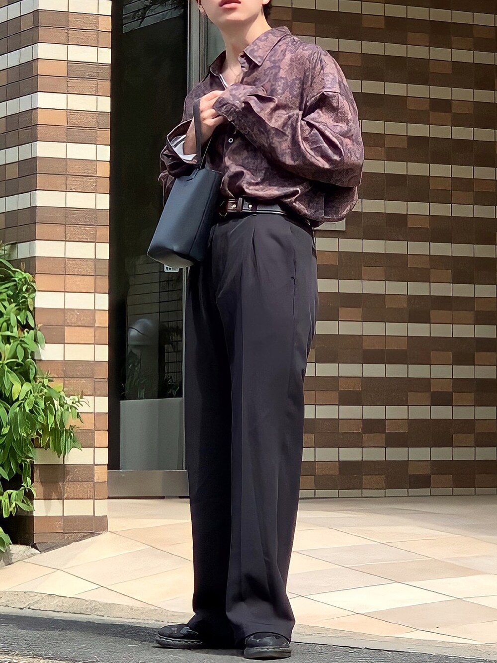 ブラック系のハンドバッグ、ブラック系のシャツ/ブラウス、ブラック系のスラックスを着用したメンズの夏コーディネートの1枚目の写真