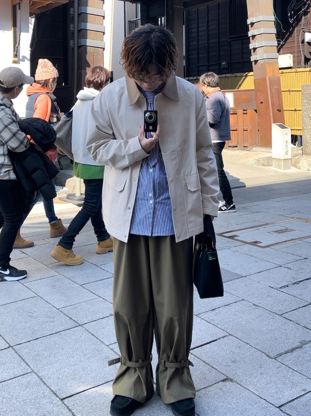 「春のおしゃ見えテクニック、シンプルスタイル、メンズファッション、春服、春夏コーデ、春、低身長コーデ、春アウター、低身長男子、春カラー、シャツコーデ、ストライプシャツ」｜「BRADYのBrady | BECK（トートバッグ、ブラック系）」を使った、みっち~さん（メンズ・165cm）の春コーディネートの1枚目の写真