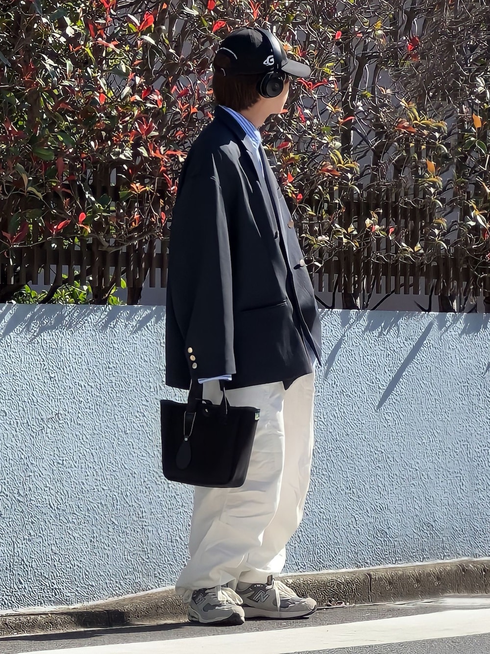 「重ね着ベストシーズン、シンプル、秋コーデ、レイヤードスタイル、重ね着、WEARyouthコーデ、カーゴパンツ、ジャケットスタイル、低身長男子、低身長コーデ、ヘッドホン、ニューバランス2002、BRADY、soerte」｜「NEW BALANCEのアイテム（スニーカー、グレー系）」を使った、みっち~さん（メンズ・165cm）の秋コーディネートの1枚目の写真
