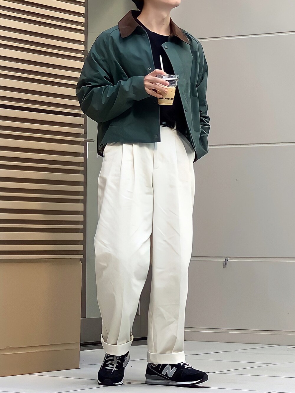 「秋ルック紹介するよ、秋服、秋コーデ、カジュアル、きれいめカジュアル、アメカジ、白パンツ、白パンツコーデ、ワークジャケット、ニューバランス、ニューバランス996、New Balance、低身長男子」｜「natiamのアイテム（チノパンツ、ホワイト系）」を使った、みっち~さん（メンズ・165cm）の秋コーディネートの1枚目の写真