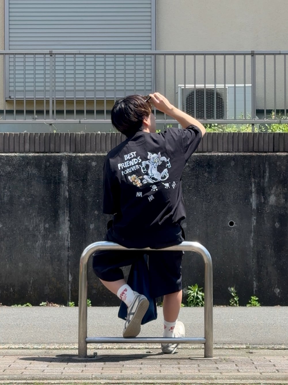 「サングラス、韓国ファッション、リラックススタイル、初夏コーデ、お洒落さんとつながりたい、メンズコーデ、トムとジェリー、デザインTシャツ、ハーフパンツ、オニツカタイガー、サングラススタイル」｜「Onitsuka Tigerのアイテム（スニーカー、ホワイト系）」を使った、みっち~さん（メンズ・165cm）の春コーディネートの1枚目の写真