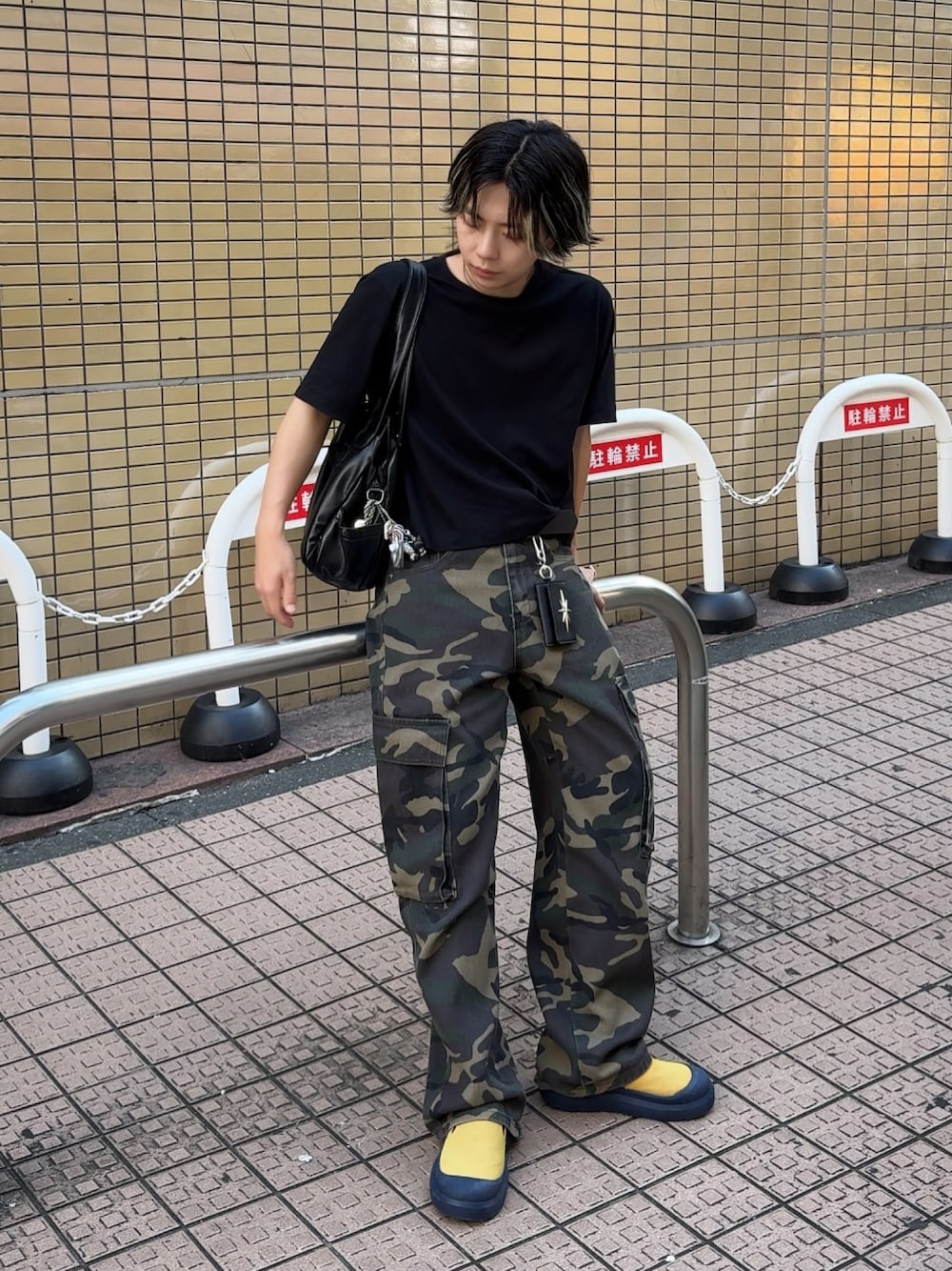 ブラック系のTシャツ/カットソー、ブラック系のショルダーバッグ、グリーン系のカーゴパンツを着用したメンズの夏コーディネートの1枚目の写真