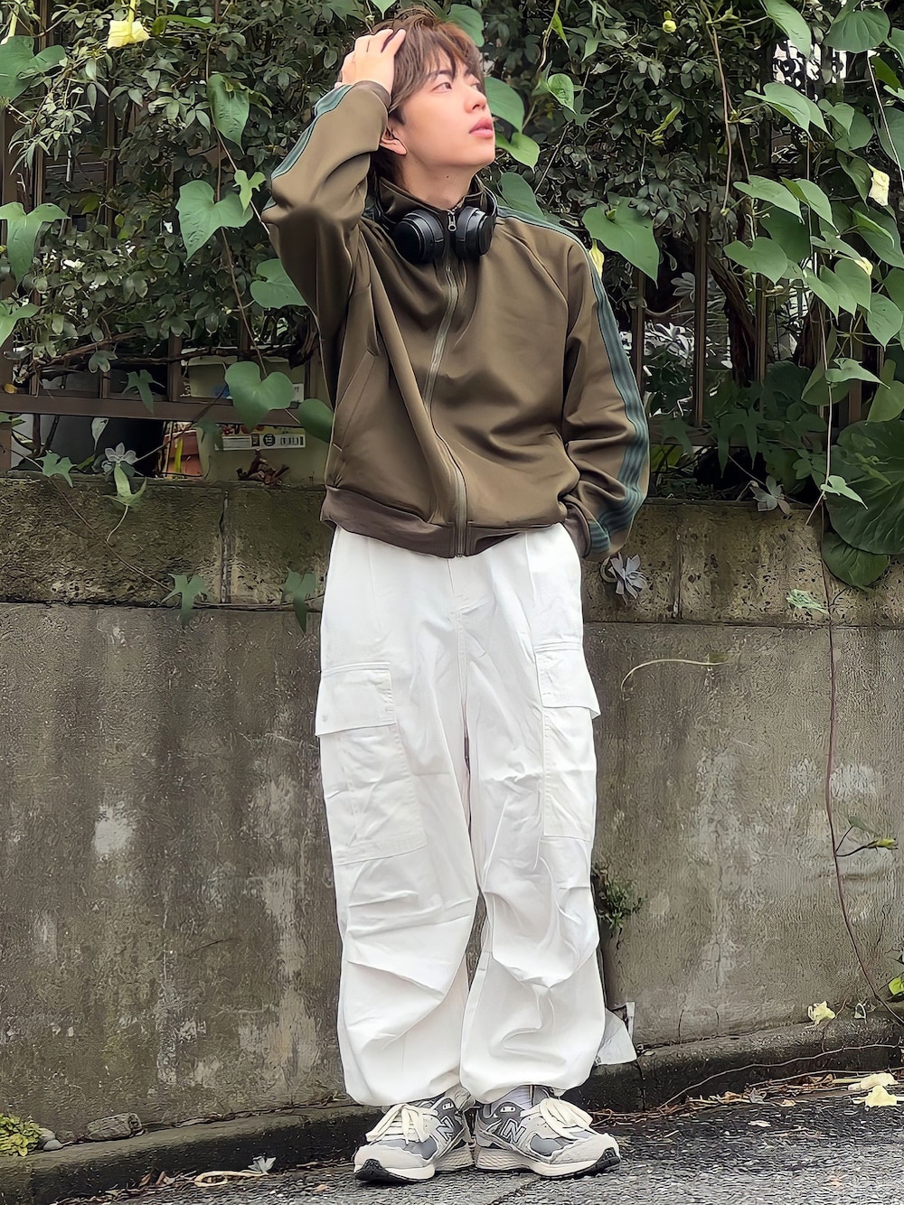 「秋服まるっと大公開、シンプルスタイル、秋コーデ、秋服準備はじめました、カーゴパンツ、ニューバランス、ニューバランス2002、トラックジャケット、ヘッドホン、低身長男子、低身長コーデ、ジャージ、カジュアルコーデ」｜「NEW BALANCEのアイテム（スニーカー、グレー系）」を使った、みっち~さん（メンズ・165cm）の秋コーディネートの1枚目の写真