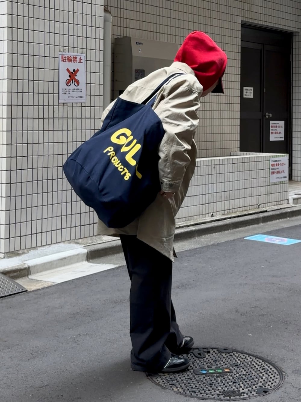 「古着MIX、春コーデ、初春コーデ、メンズファッション、オトナカジュアル、おしゃれさんと繋がりたい、ファッションを楽しもう、ジャケット/アウター、低身長コーデ、低身長男子、赤パーカー、soerte、commongullproducts.、シティーボーイ」｜「jiggys shopのストレッチ ワイドシルエット イージーチノパンツ（チノパンツ、グリーン系）」を使った、みっち~さん（メンズ・165cm）の春コーディネートの1枚目の写真