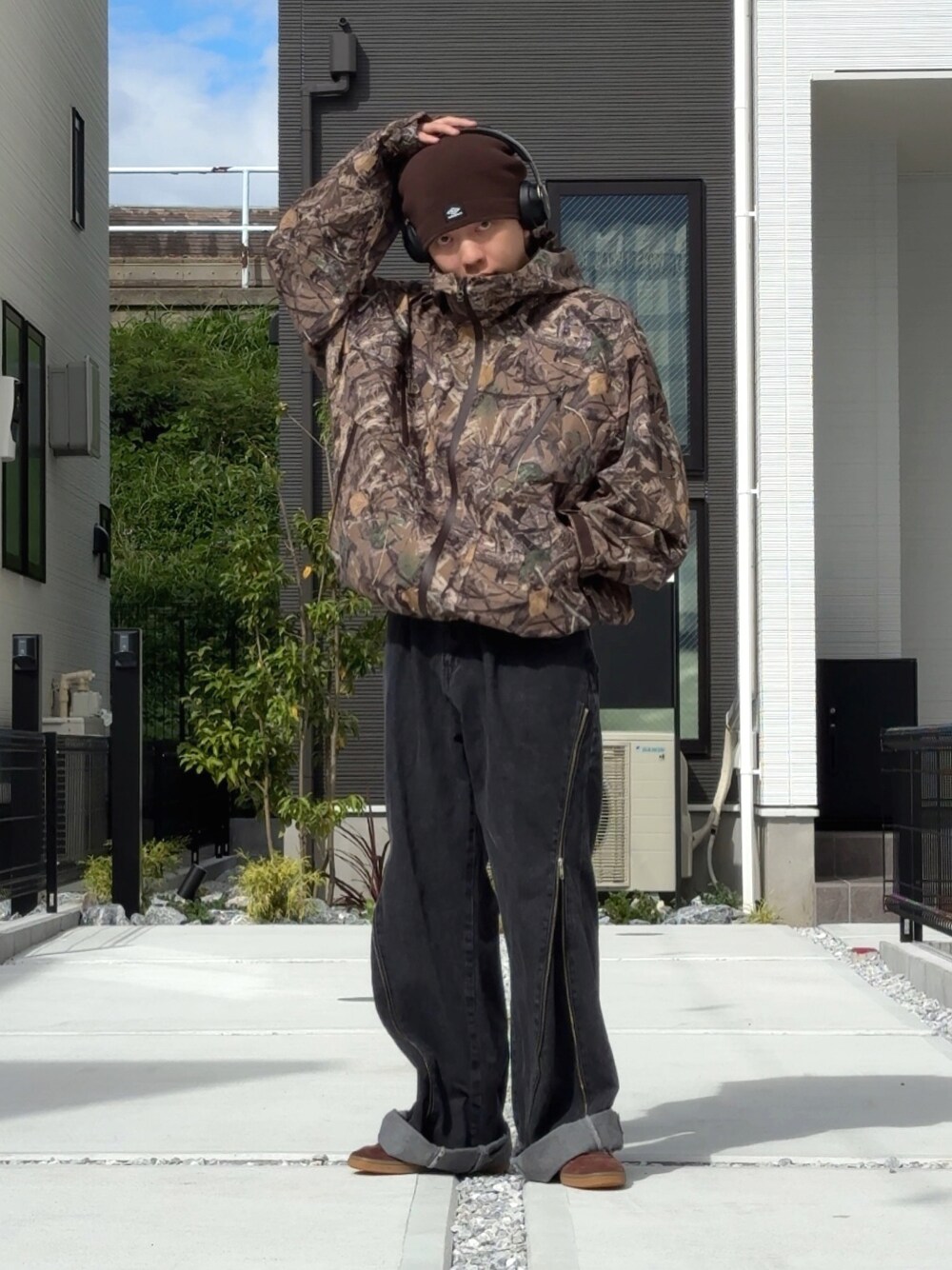 「最近のいい感じコーデ、WEARyouthコーデ、カモフラ、冬アウター、撥水加工、soerte、umbro、ニット帽、低身長コーデ、低身長男子、ワイドデニム、いいね、save、フォローお願いします🤑」｜「soerteの3WAY SIDE-ZIP BUGGY DENIM PANTS/3WAYサイドジップバギーデニムパンツ（デニムパンツ、ブラック系）」を使った、みっち~さん（メンズ・165cm）の冬コーディネートの1枚目の写真