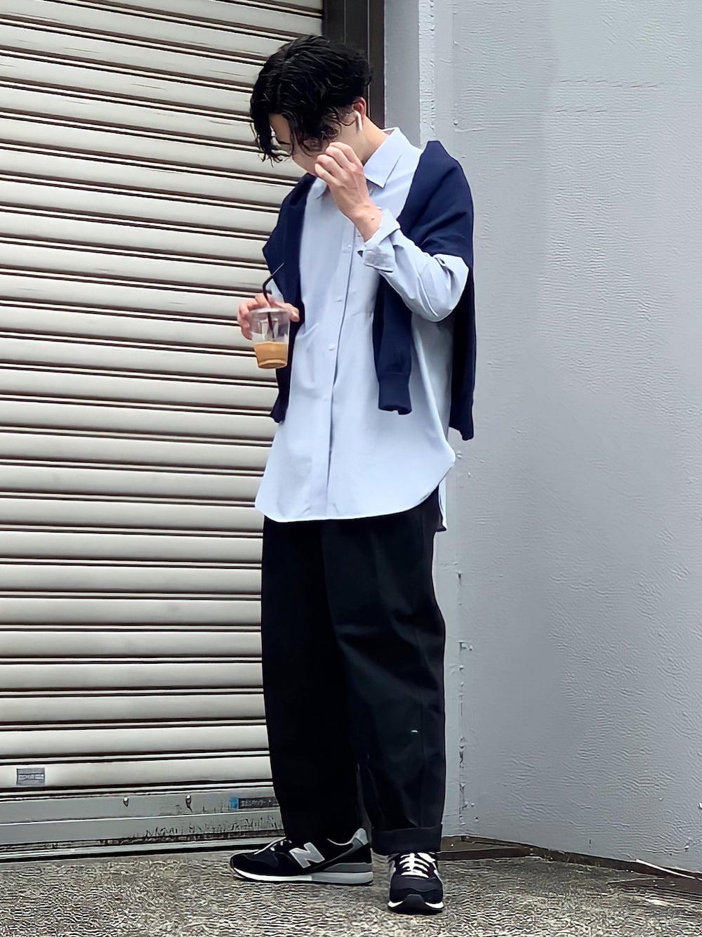 「ごきげんウィーク、シンプルスタイル、オトナカジュアル、春夏コーデ、ワイドパンツ、休日スタイル、ブルーシャツ、ニューバランス996、ニューバランス、センター分け、肩掛けカーデ、natiam、シルバーアクセサリー、黒髪、低身長男子」｜「NEW BALANCEのNEW BALANCE/ニューバランス CM996（スニーカー、ブラック系）」を使った、みっち~さん（メンズ・165cm）の春コーディネートの1枚目の写真