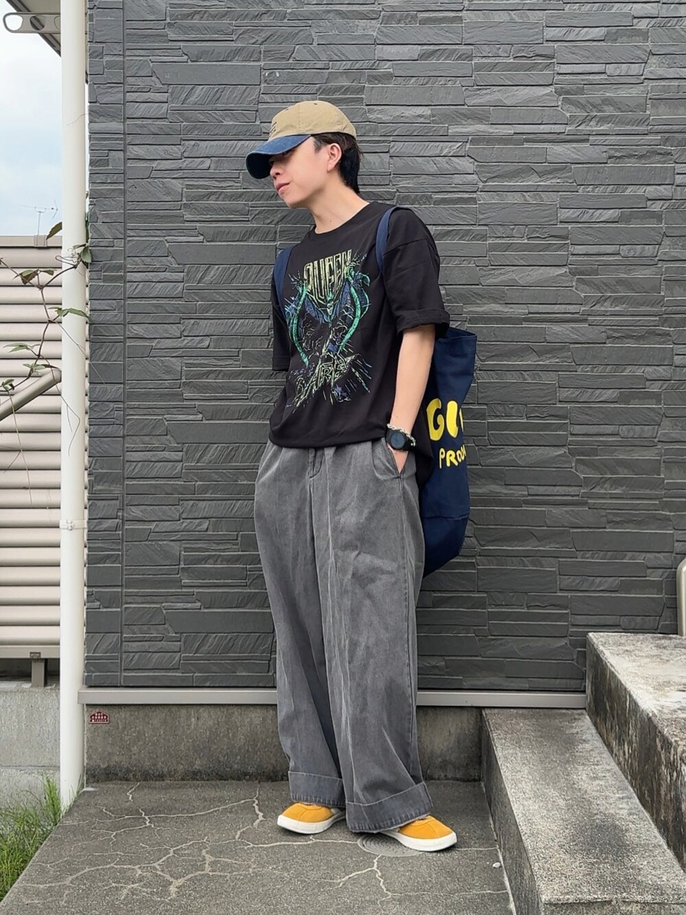 「やっぱり帽子が好き、アメカジ、黒Tシャツ、差し色コーデ、低身長コーデ、低身長男子、キャップ、キャップコーデ、帽子、プリントT、commongullproducts.、カジュアルコーデ」｜「URBAN RESEARCHのアイテム（キャップ、ベージュ系）」を使った、みっち~さん（メンズ・165cm）の春コーディネートの1枚目の写真
