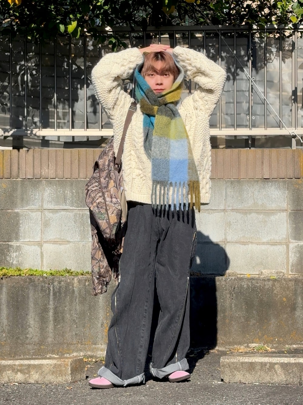 「最近のいい感じコーデ、WEARyouthコーデ、ホワイトコーデ、クリスマスに着たい服、冬服、白ニット、TODAYFUL、soerte、adidas originals、アクネストゥディオズ、AcneStudios、バラクラバ、低身長コーデ、低身長男子」｜「TODAYFULのパターンハンドニット（ニット/セーター、ホワイト系）」を使った、みっち~さん（メンズ・165cm）の冬コーディネートの1枚目の写真