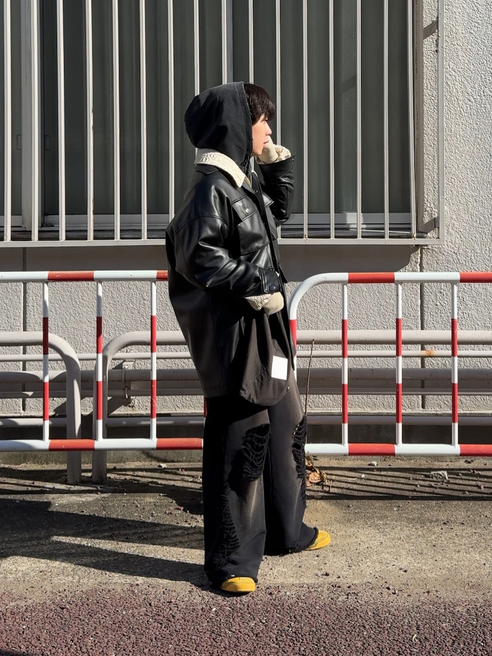 「真冬のあったかスタイル、カジュアルスタイル、大人コーデ、メンズファッション、ストリートコーデ、レディース男子、低身長コーデ、低身長男子、WEARyouthコーデ、y2k、オニツカタイガー、ジーナシス、JEANASIS、スウェットパンツ」｜「Onitsuka TigerのMEXICO 66 DELUXE / メキシコ 66 デラックス（スニーカー、イエロー系）」を使った、みっち~さん（メンズ・165cm）の冬コーディネートの1枚目の写真