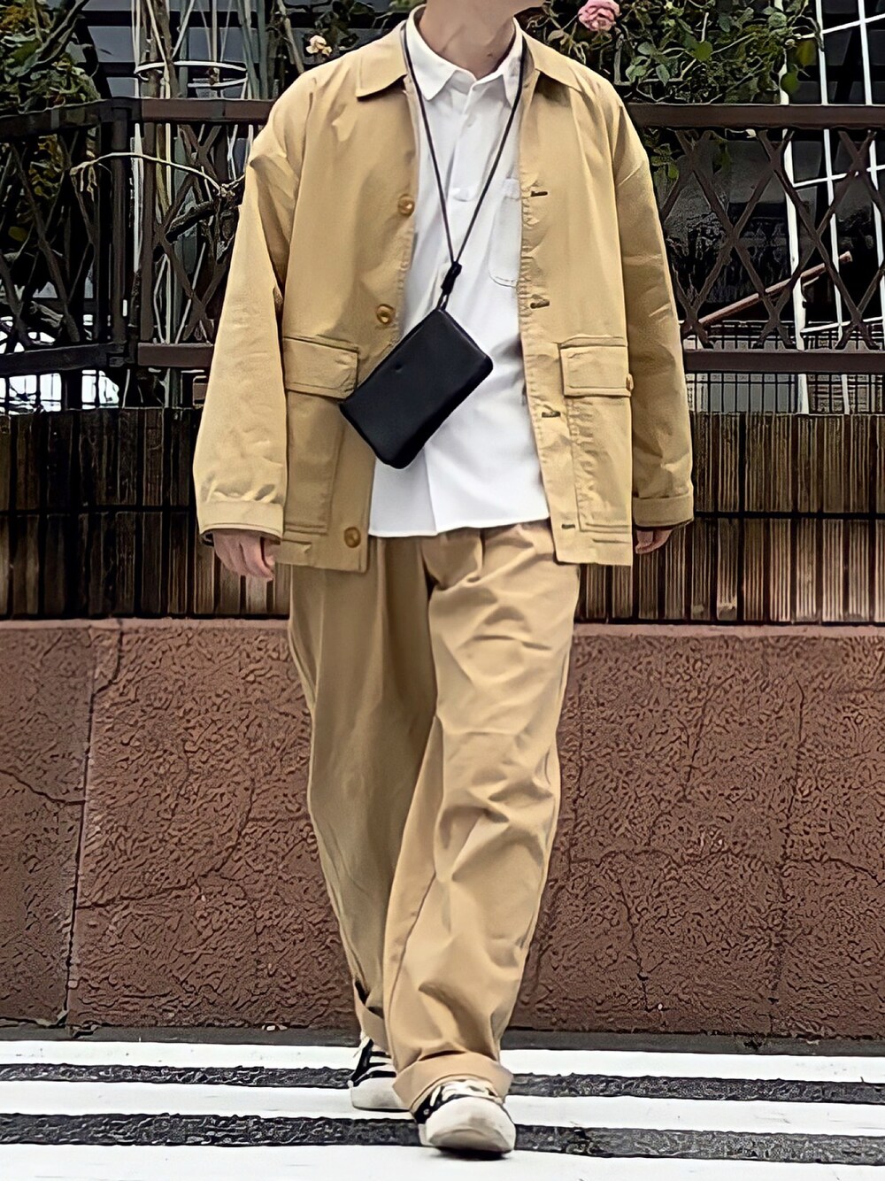「春夏コーデ、休日スタイル、シンプル、お洒落さんとつながりたい、セットアップ風、ベージュ、ベージュコーデ、チノパン、ct70、白シャツ、オーバーサイズ、低身長男子、キャップ」｜「yorozuのキリハナネックサンソウポーチ L（バッグ、ブラック系）」を使った、みっち~さん（メンズ・165cm）の春コーディネートの1枚目の写真