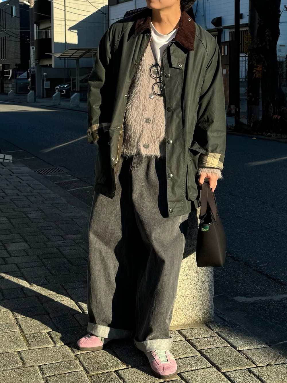 「マイベストコーデ2024、冬コーデ、シンプルコーデ、お出かけコーデ、バブアー、barbour、カーディガン、adidas、低身長コーデ、低身長男子、WEARyouthコーデ」｜「adidasのTobacco / アディダスオリジナルス adidas Originals（スニーカー、ピンク系）」を使った、みっち~さん（メンズ・165cm）の冬コーディネートの1枚目の写真
