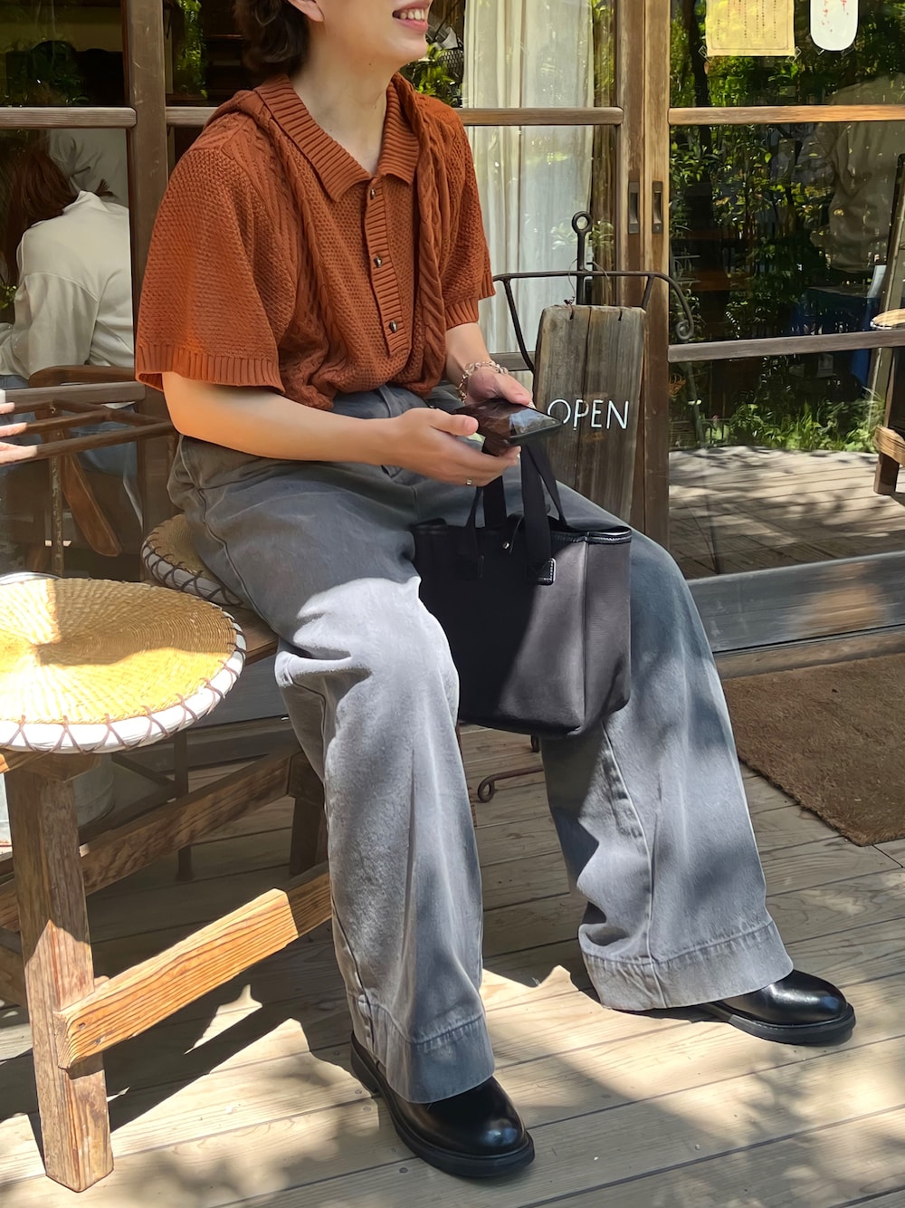 「お出かけコーデ日記、シンプルコーデ、休日スタイル、夏コーデ、初夏コーデ、ワイドデニム、低身長男子、ニットポロ、ブラウンコーデ、革靴、アクセサリー、soerte、オレンジニット」｜「BRADYのBrady | BECK（トートバッグ、ブラック系）」を使った、みっち~さん（メンズ・165cm）の春コーディネートの1枚目の写真