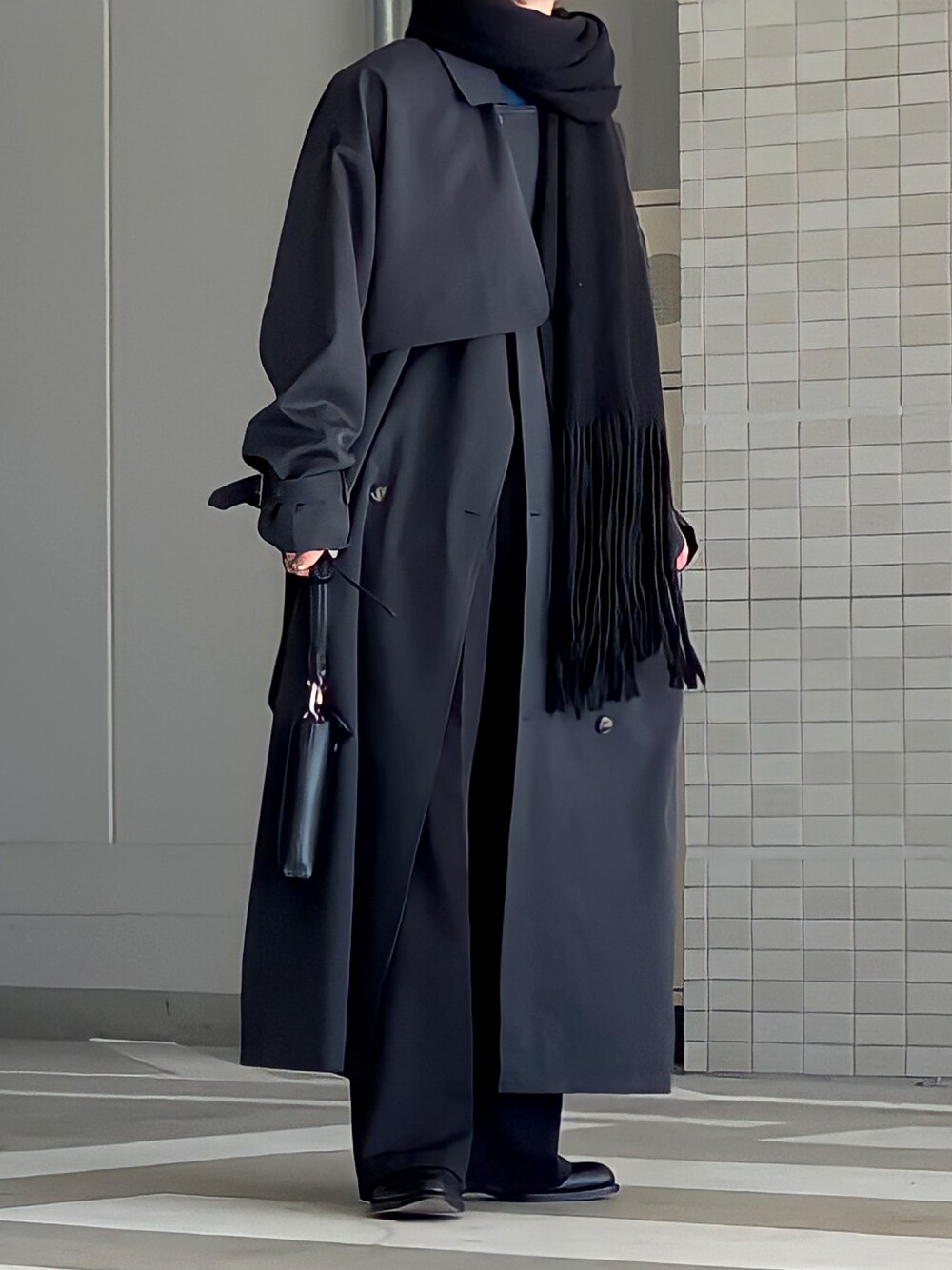 「革靴、大人コーデ、いいね、save、フォローお願いします🤑、ALL BLACK、エマクローズ、EMMA  CLOTHES、natiam、ナティム、マフラー、ブラックコーデ、ブラック、低身長男子、レザージャケット」｜「EMMA CLOTHESのTRストレッチ オーバーサイズ ヨークトレンチコート/オーバーコート EMMA CLOTHES 2021AW（トレンチコート、グレー系）」を使った、みっち~さん（メンズ・165cm）の冬コーディネートの1枚目の写真