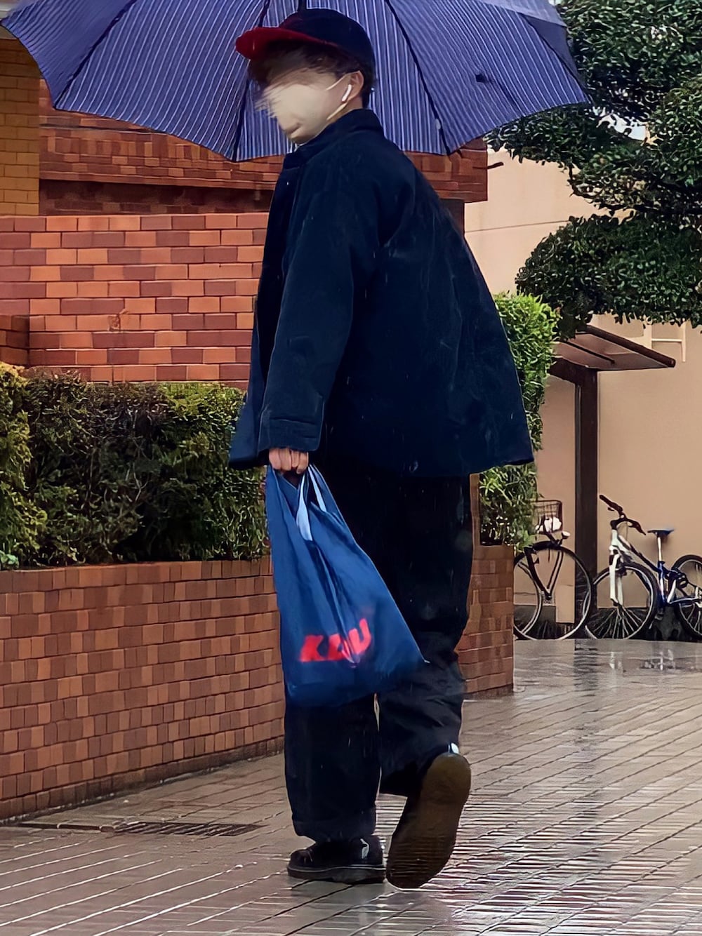 「春夏コーデ、カジュアル、休日コーデ、雨の日コーデ、雨、傘、エコバッグ、キャップ、お洒落さんとつながりたい、スナップ、ドクターマーチン、低身長男子」｜「Steven Alanの＜PASADENA LEISURE CLUB＞ PUFF LOGO CAP/キャップ（キャップ、ブルー系）」を使った、みっち~さん（メンズ・165cm）の春コーディネートの1枚目の写真
