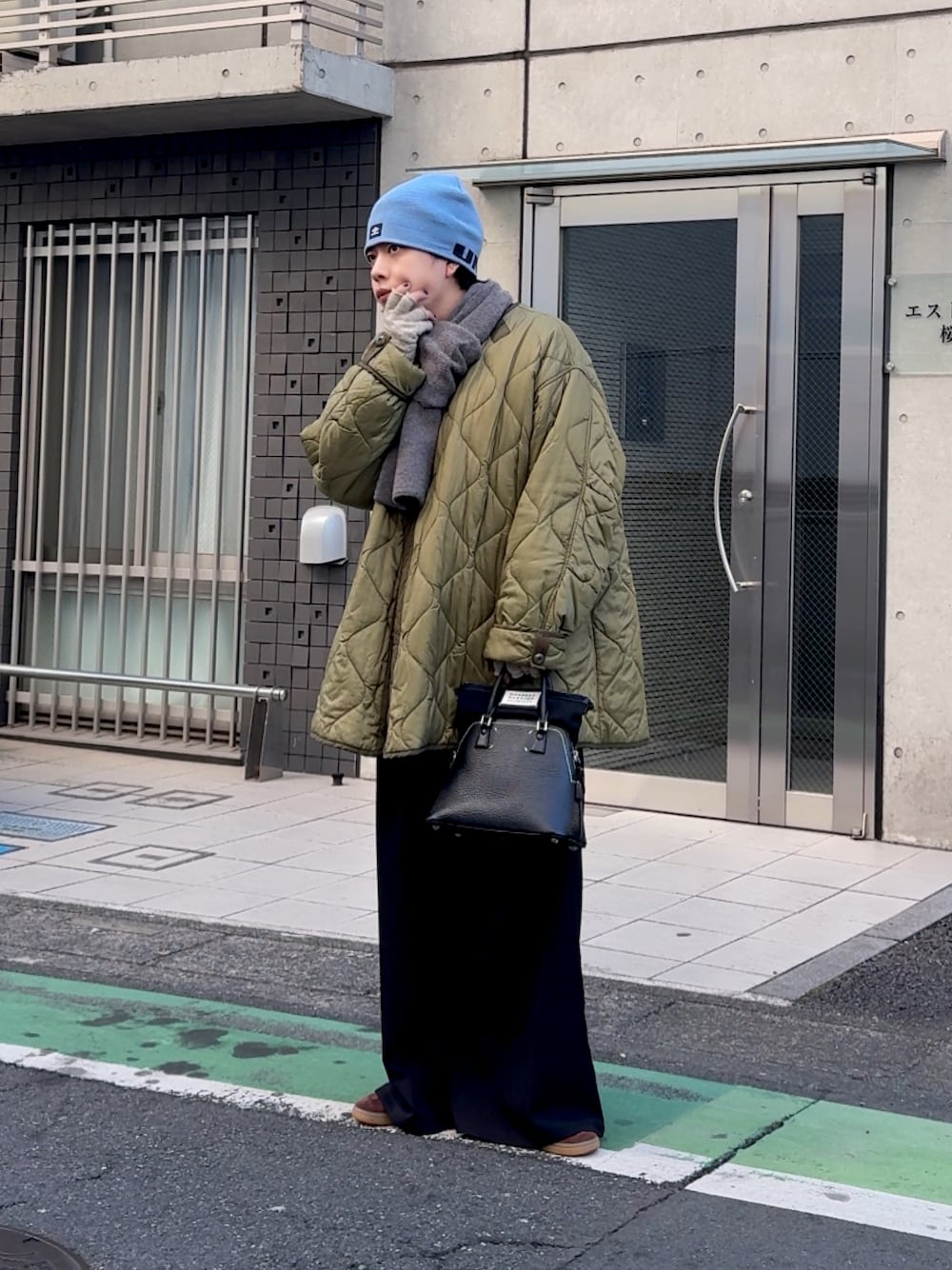 「真冬のあったかスタイル、メンズファッション、シンプルコーデ、ラフコーデ、低身長男子、低身長コーデ、umbro、フリークスストア、インナーダウン、マルジェラ、メゾンマルジェラ、お洒落さんとつながりたい、冬アウター、adidas originals、お出かけコーデ」｜「adidasのアイテム（スニーカー、ブラウン系）」を使った、みっち~さん（メンズ・165cm）の冬コーディネートの1枚目の写真