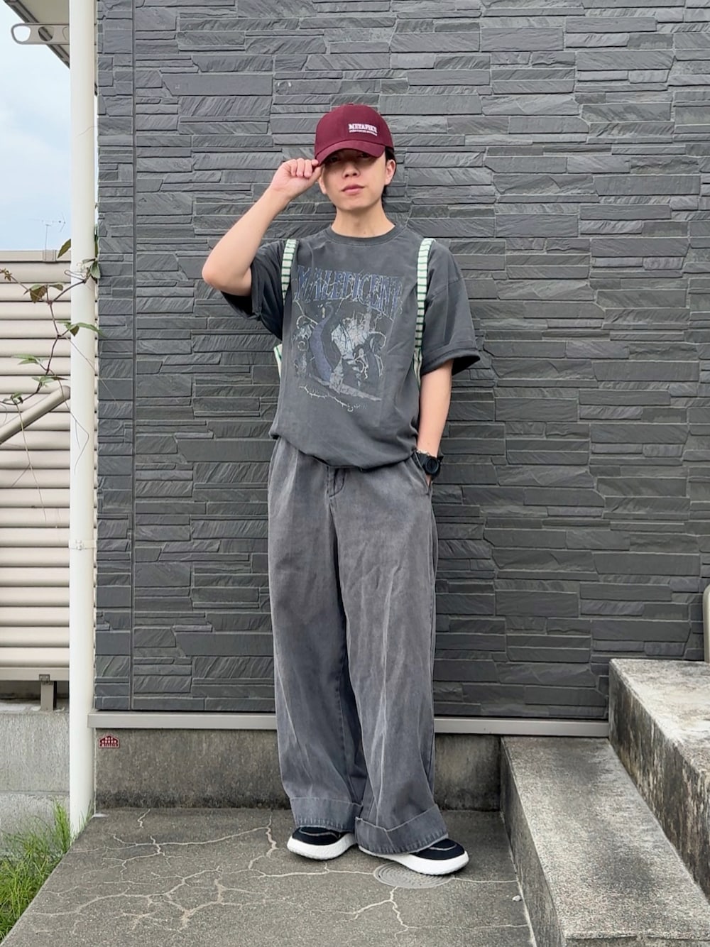 「やっぱり帽子が好き、ワイドパンツ、キャップ、キャップコーデ、キャップ男子、帽子コーデ、gadidanoniem、グレーコーデ、低身長男子、低身長コーデ、夏服」｜「gadidanoniemのアイテム（キャップ、レッド系）」を使った、みっち~さん（メンズ・165cm）の春コーディネートの1枚目の写真